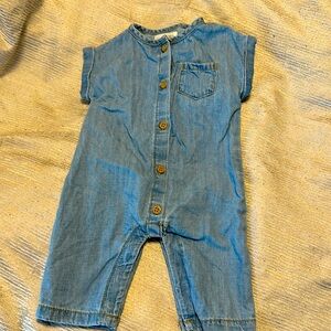 Brand new never worn jeans onesie 
Size:0-3 months